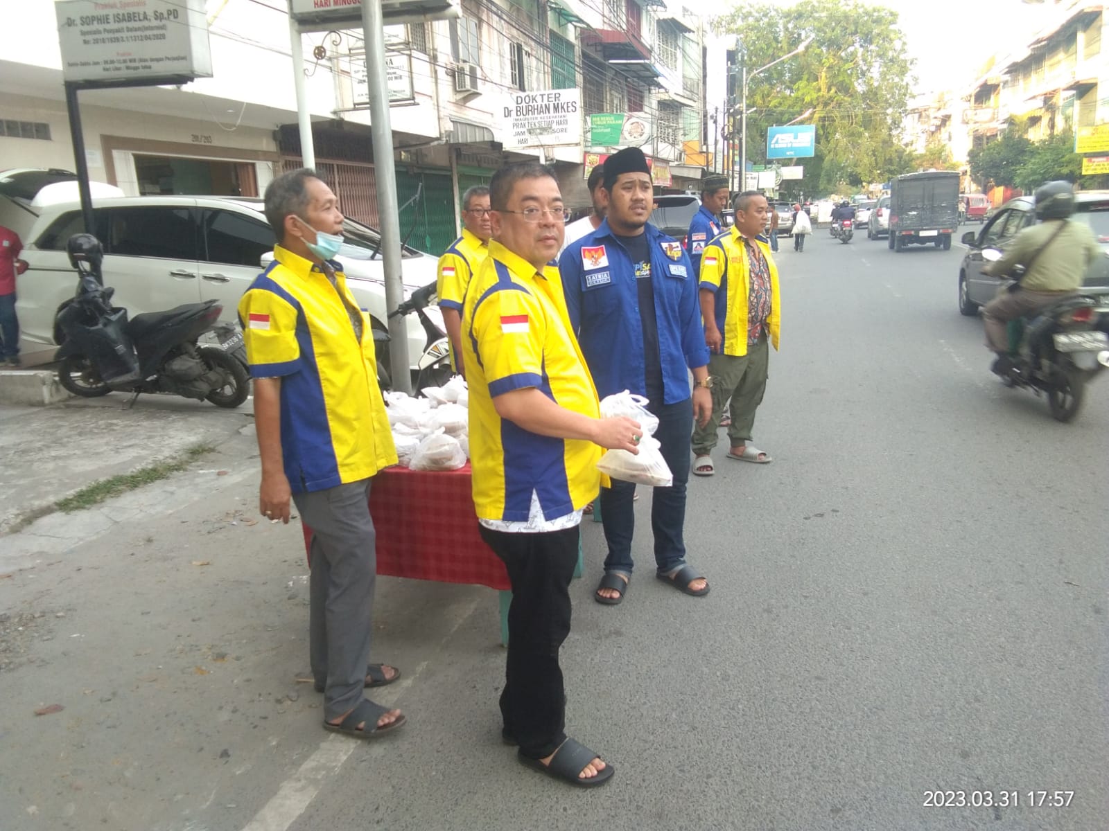 Bersama DPK KNPI Medan Area, Komunitas Satu Hati Bagikan Takzil ke Masyarakat Yang Berpuasa