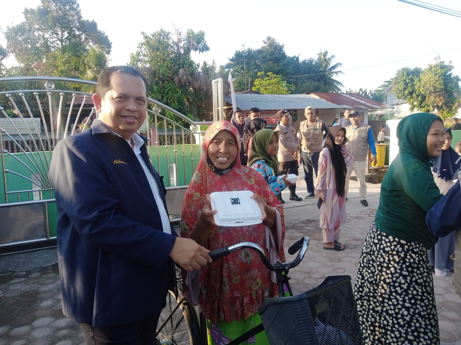 Tukang Cuci Keliling Kagum kepada Sang Pejuang Duafa