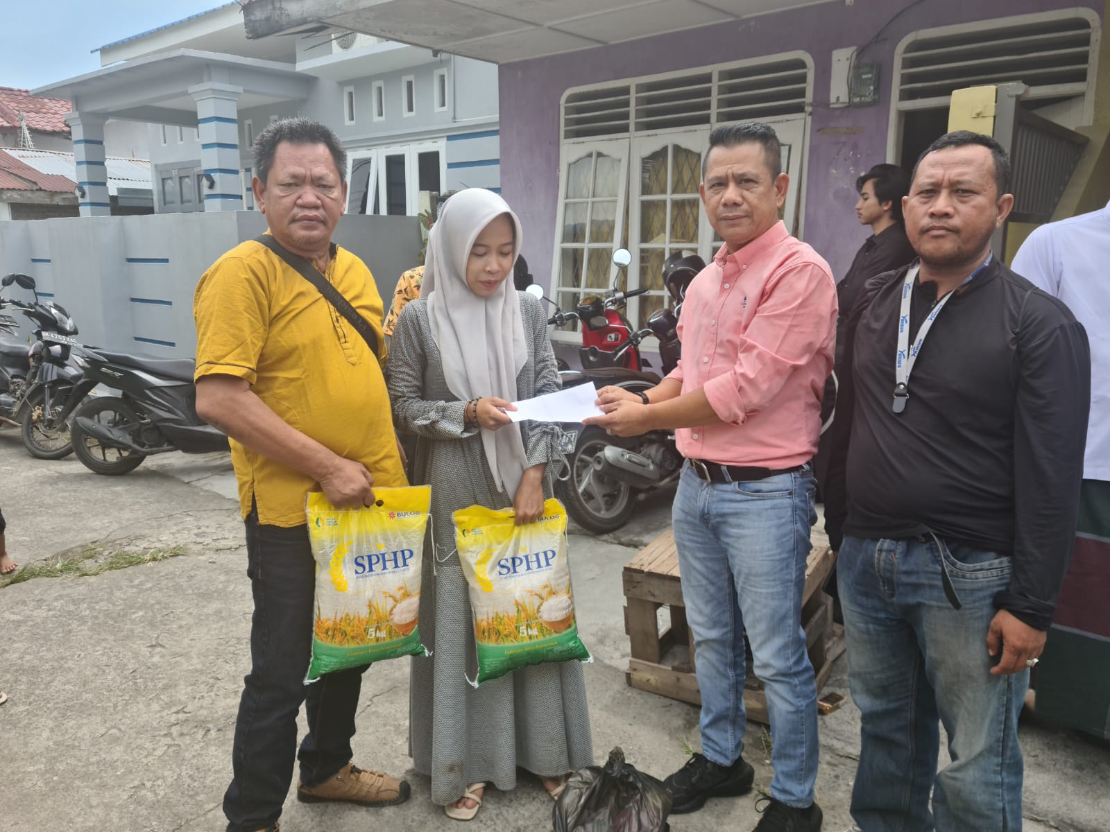 Adik Sepupu Ketua PAC PP Medan Area Meninggal, Ketua Pewarta Melayat dan Berikan Santunan Duka