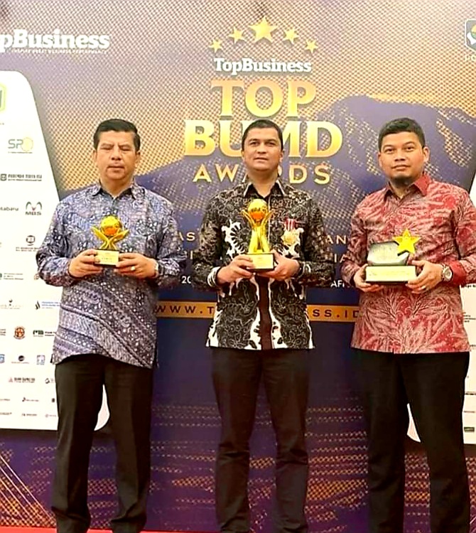 Direktur Utama Perumda Tirtanadi Meraih Penghargaan Top BUMD Award 2023