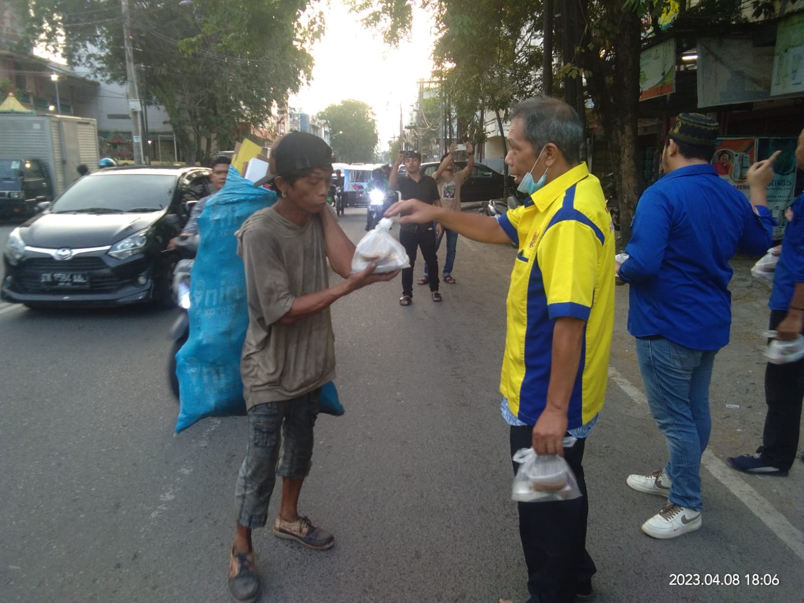 Komunitas Satu Hati Gandeng Polsek & DPK KNPI Medan Area, Bagikan Takzil ke Masyarakat