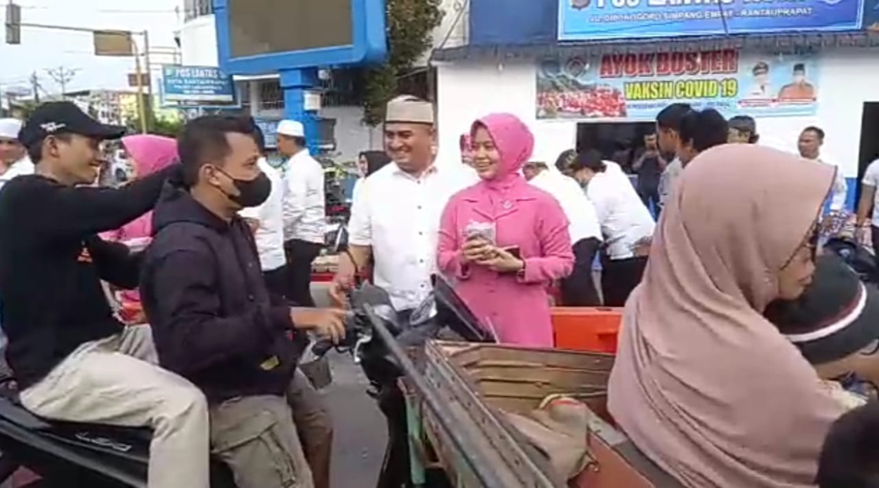 Kasat Intel Polres Labuhanbatu Turun ke Jalan Langsung Bagikan Takjil ke Pengendara