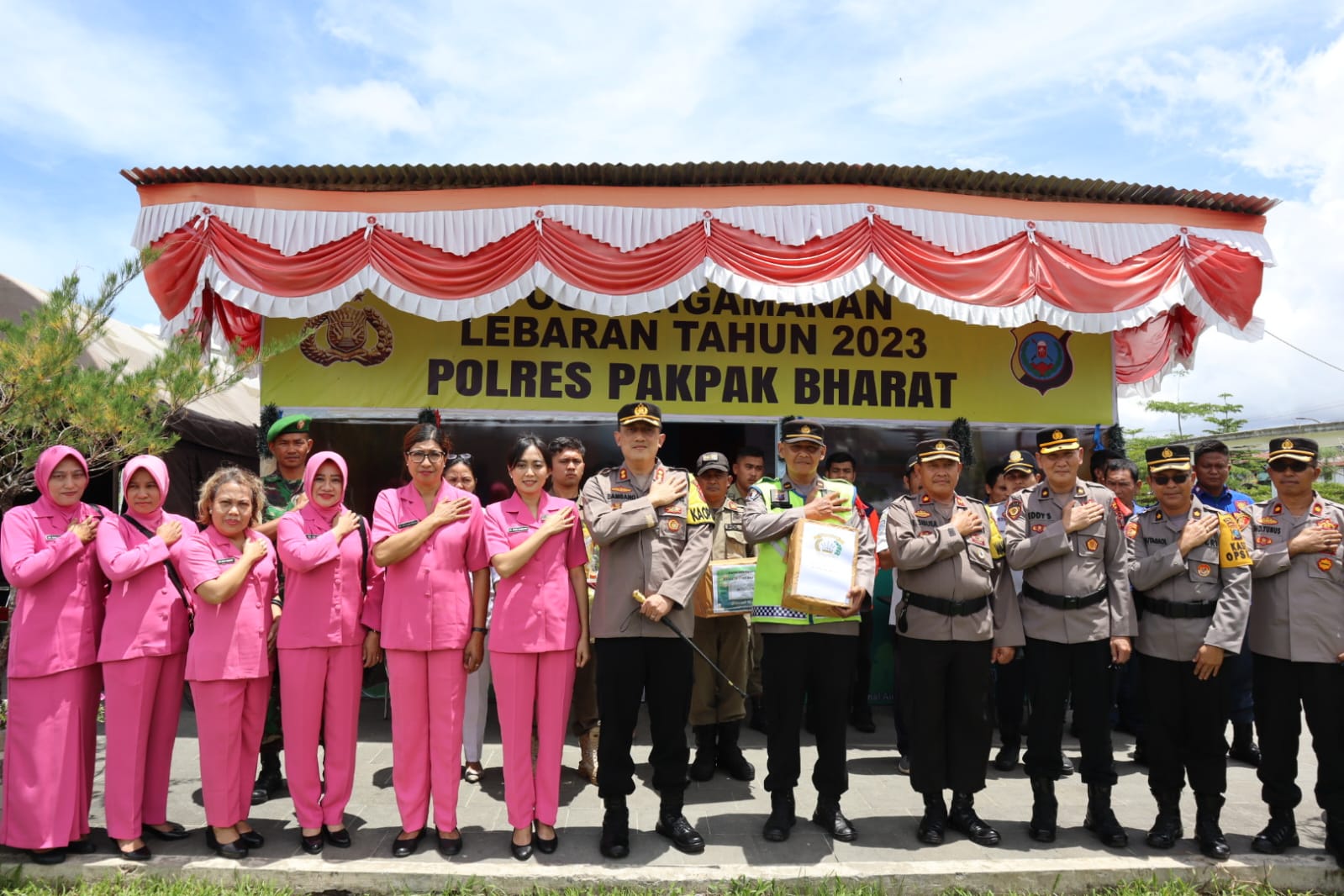 Kapolres Pakpak Bharat Bersama Forkopimda dan Bhayangkari Kunjungi Pos PAM, Pos Yan Sekaligus Memberikan Bingkisan