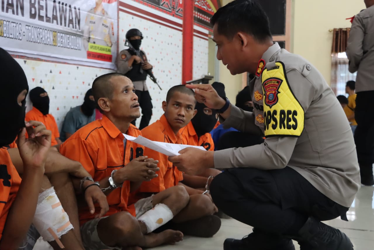 Kapolres Pelabuhan Belawan Pimpin Press Release Dirangkai Pemberian Paket Lebaran