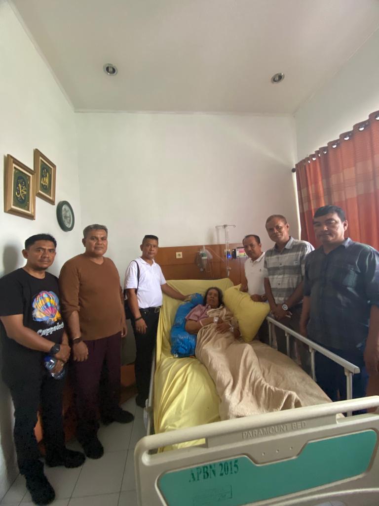 Kacab 1 PUD Pasar Medan Jenguk dan Doakan Ibunda Ketua Pewarta Sehat