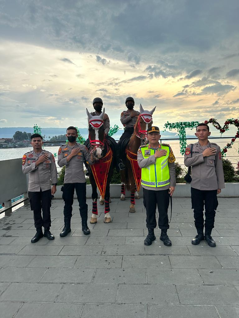 Kapolres Simalungun Bersama Unit Satwa Dit Samapta Polda Sumut Patroli Berkuda Di Parapat