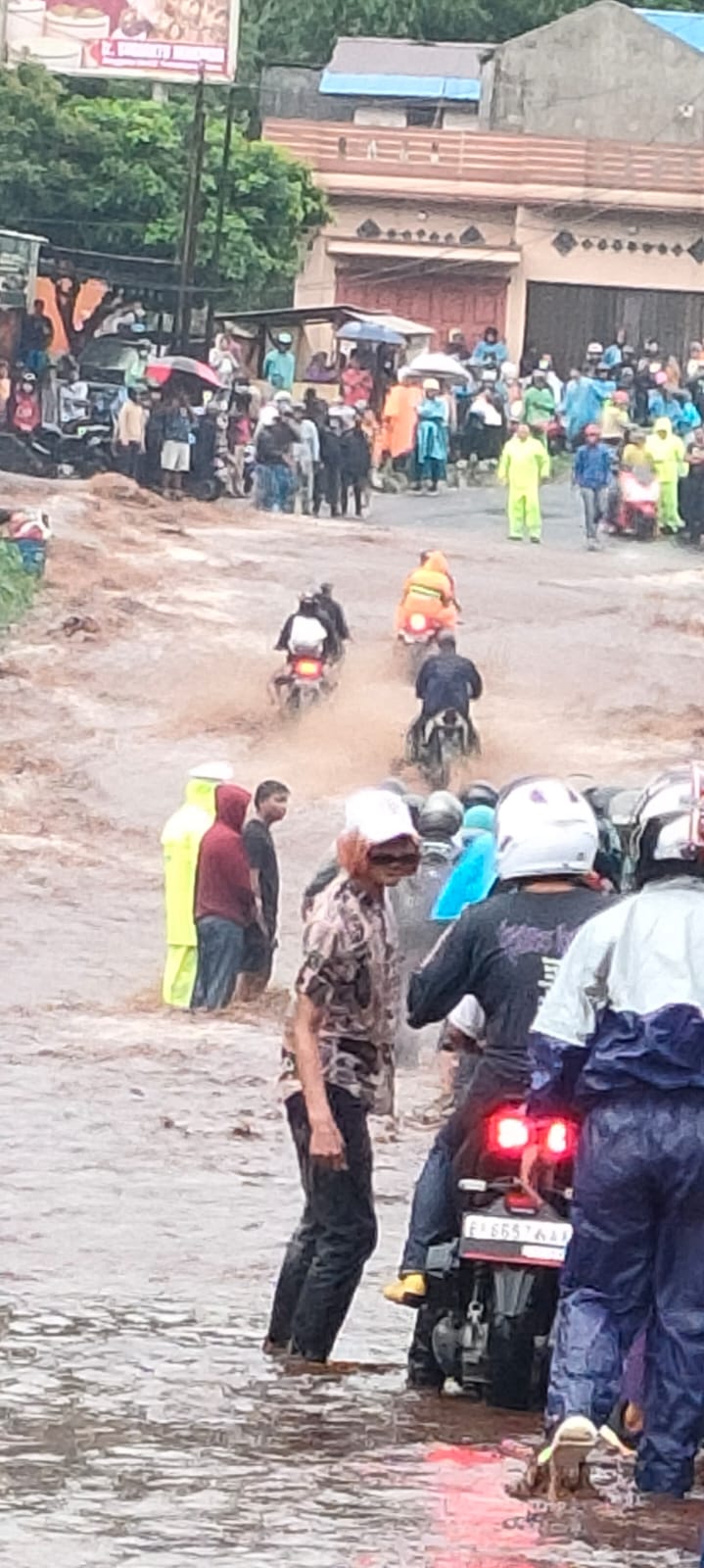 Kawasan Wisata Berastagi Tanah Karo Diterjang Banjir Bandeng