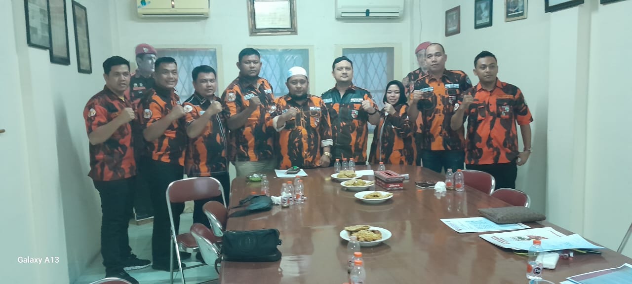 Kodrat Shah Tunjuk Parulian Siregar dan Novan E Siregar Carateker MPC PP Tapsel