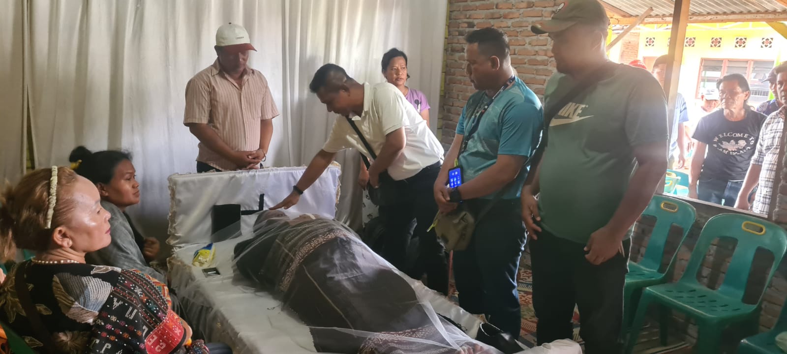 Sahabat Meninggal, Ketua Pewarta Melayat dan Berikan Uang Santunan