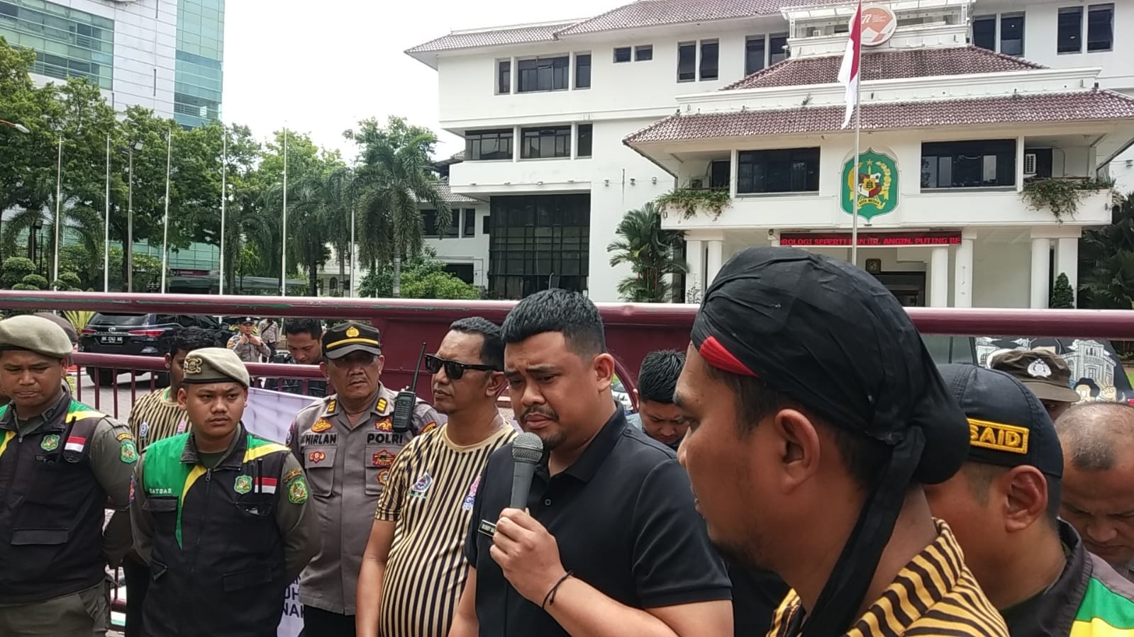 Polisi Kawal Aksi Demo Massa DPD Satgas Senopati di Kantor Walikota Medan