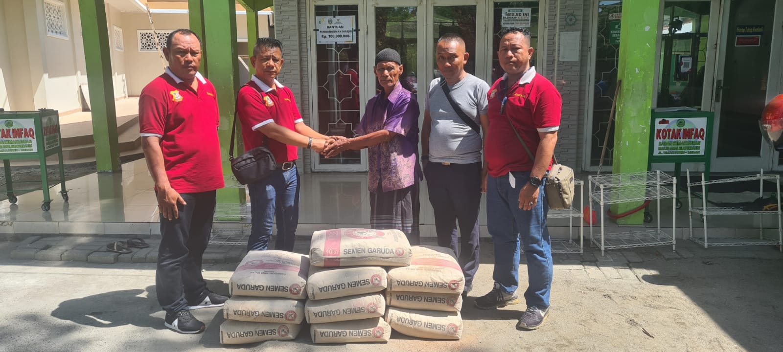 Ketua Pewarta Salurkan 10 Zak Semen ke Masjid Amal Silaturahim