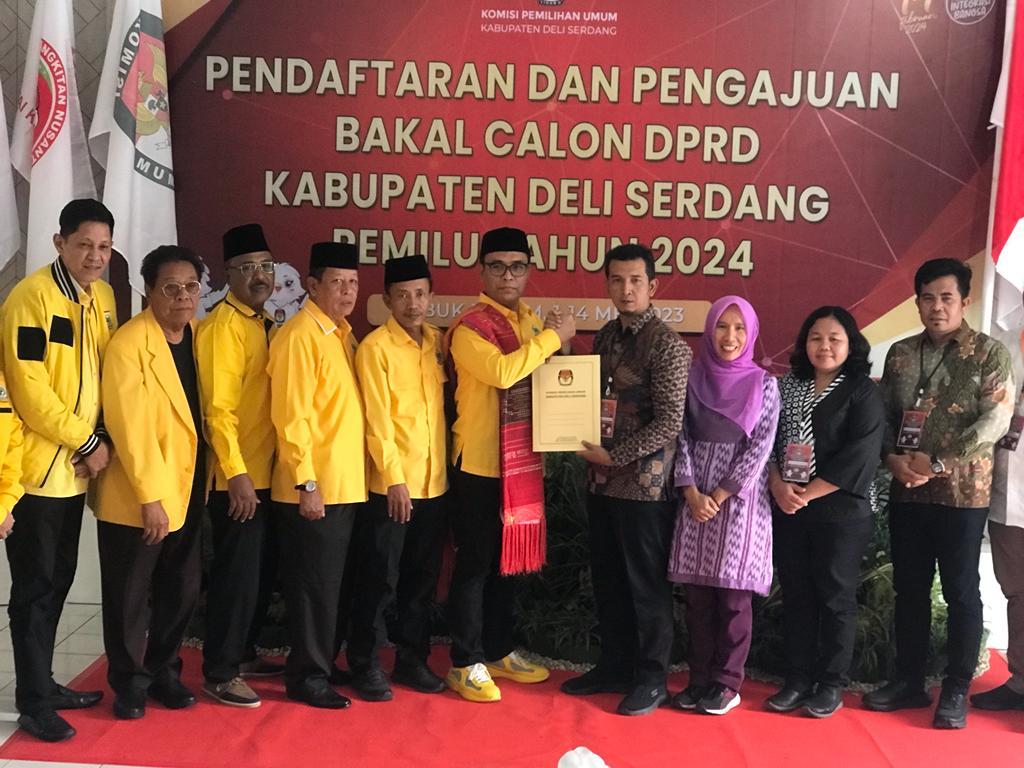 Hamdani Serahkan Berkas Bacaleg ke KPU Naik Vespa dan Becak