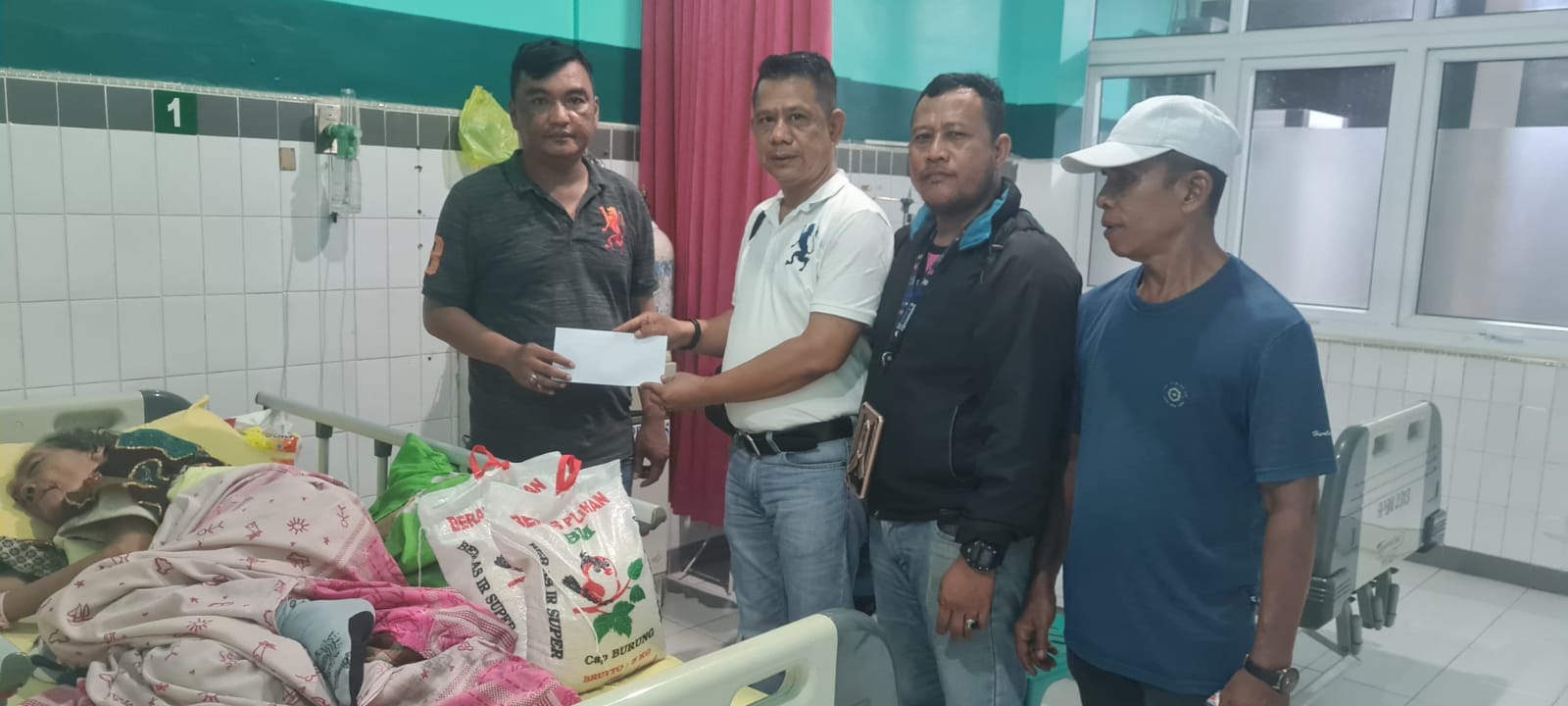 Ketua Pewarta Jenguk Orangtua Khairunnas di RS Haji Medan, Kasih Santunan dan Sembako