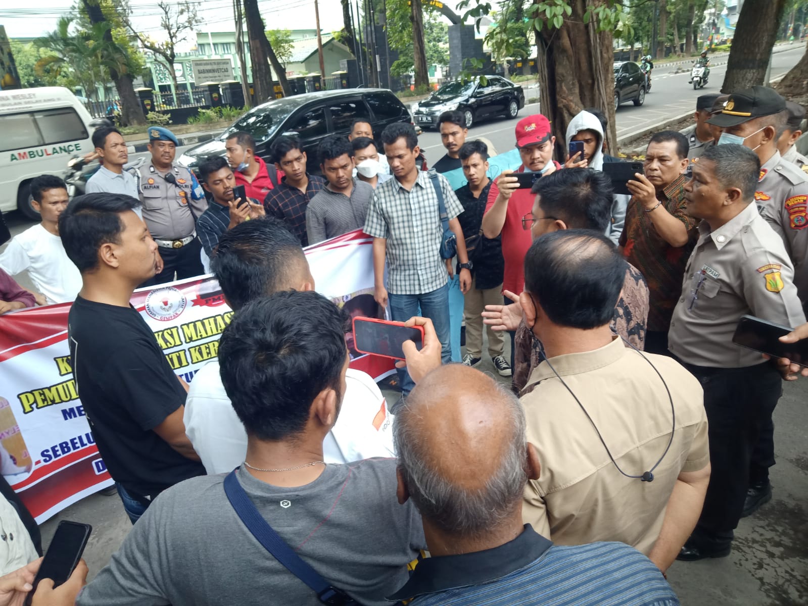 Selingkuh dan Langgar Kode Etik, Kesatuan Aksi Mahasiswa dan Pemuda Pemerhati Kebijakan Publik Demo Kantor PTPN IV