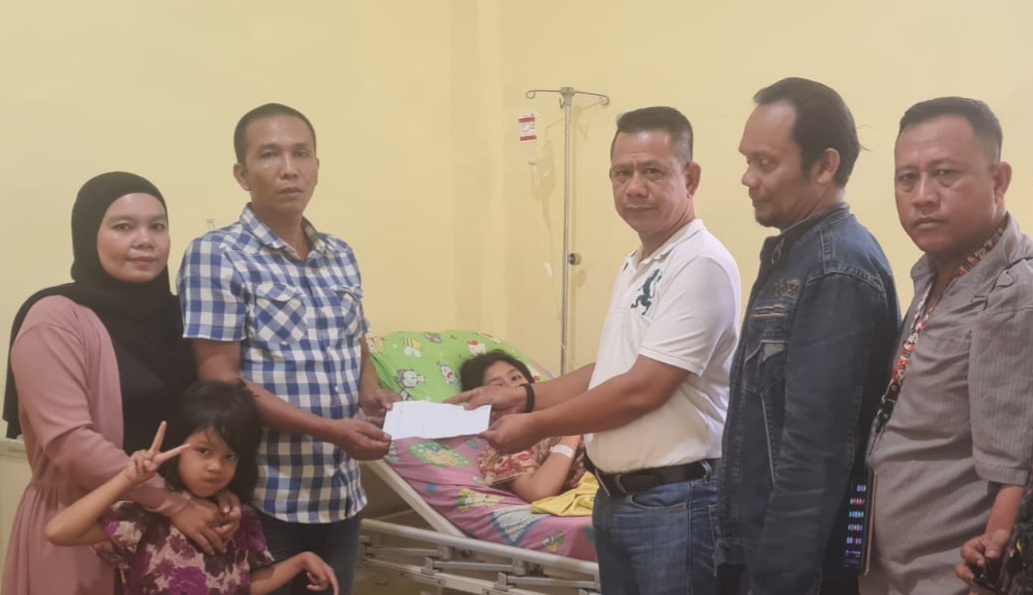 Ketua Pewarta Chairum Lubis Jenguk Anak Bendahara Pewarta Dedi Irwandi Lubis