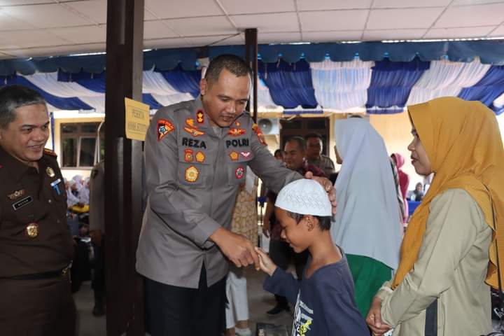 Laksanakan Bakti Kesehatan,Kapolres Madina AKBP Reza C.A.S Beri Semangat Peserta Sunat Massal