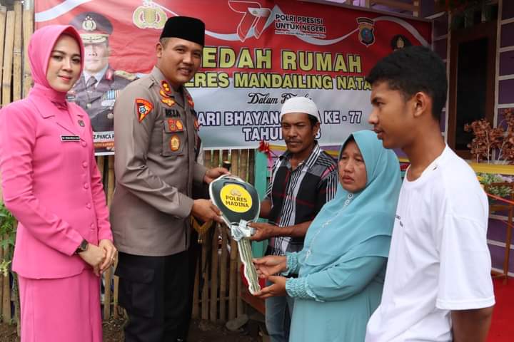 Kapolres AKBP Reza CAS Menyerahkan Kunci dan Harapan Kepada Bapak Taufik,Rangkaian Hari Bhayangkara ke 77 Bedah Rumah Polres Madina