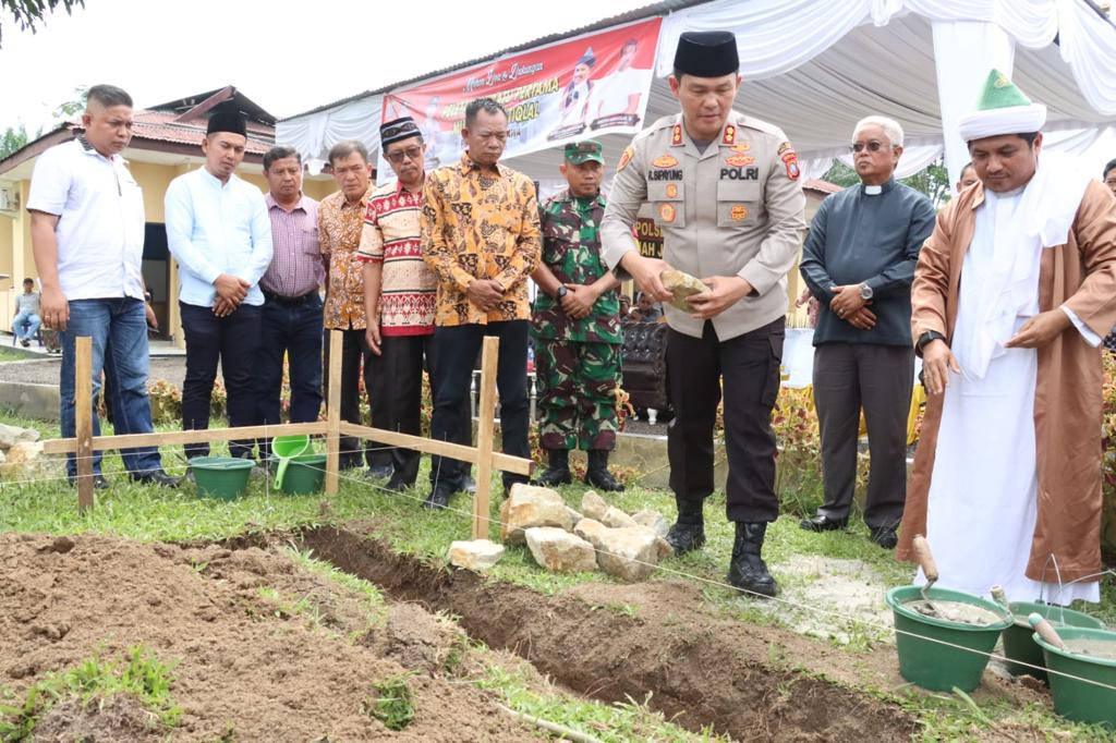 Kapolres Simalungun Bersama TGB Letakan Batu Pertama Pembangunan Musholla Polsek Tanah Jawa