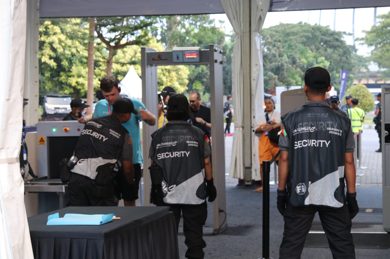 Oknum Rombongan Pejabat Cekik dan Dorong Petugas Keamanan di Jakarta E-Prix Circuit