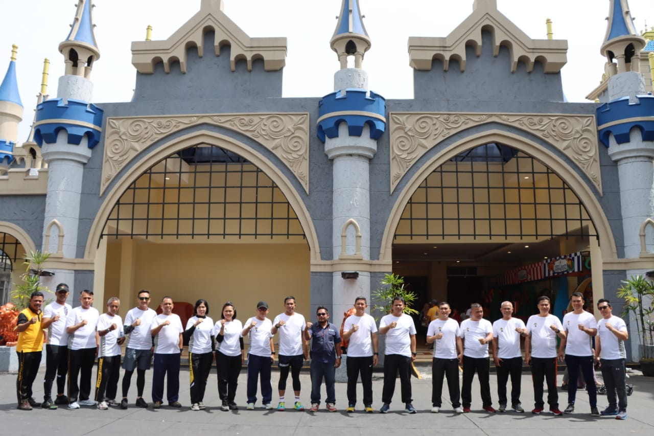Kapolrestabes Medan Olahraga Bersama Sekaligus Bakti Sosial di Pancur Batu