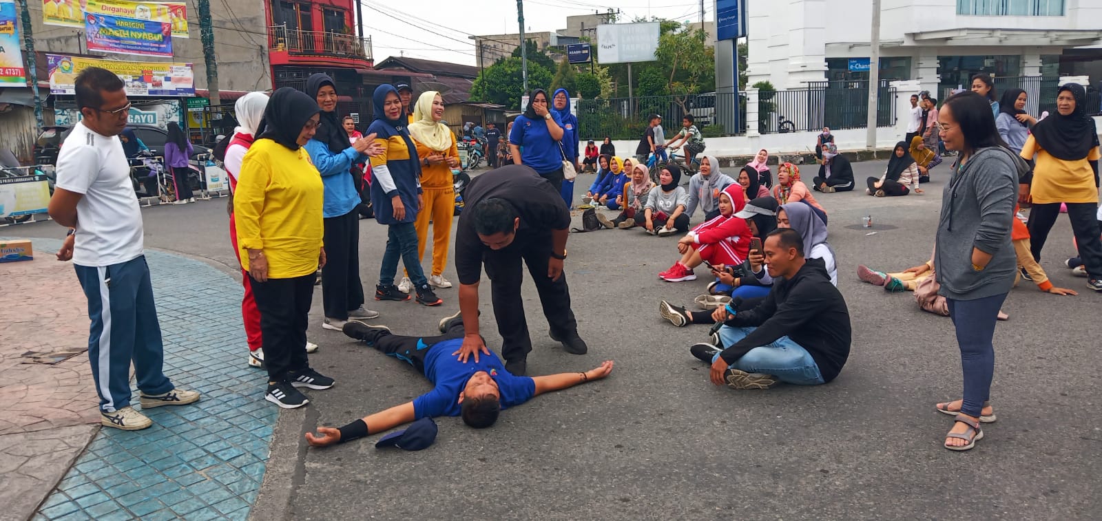 POLRES LABUHANBATU BERIKAN EDUKASI BAHAYA NARKOBA PADA KEGIATAN CAR FREE DAY