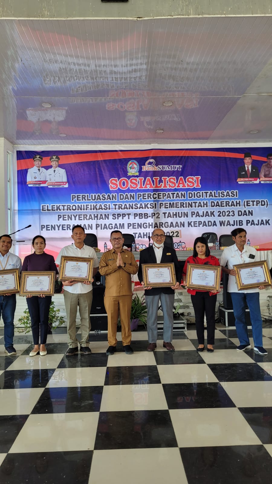 Taat Pajak, TPL Terima 2 Penghargaan dari Pemerintah Kabupaten Toba