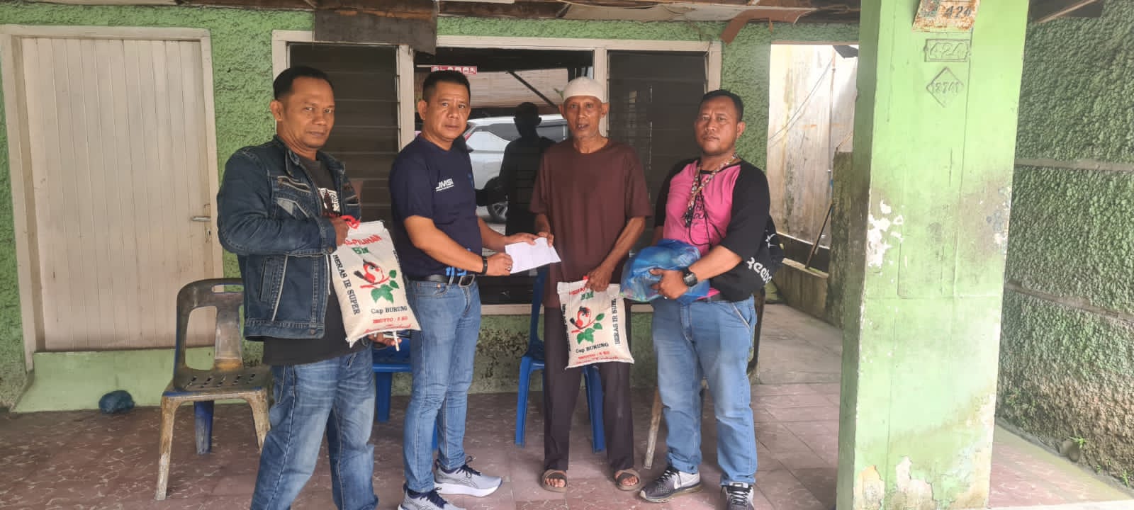 Jumat Barokah, Ketua Pewarta Bantu Penderita Stroke yang Hidup Sebatang Kara