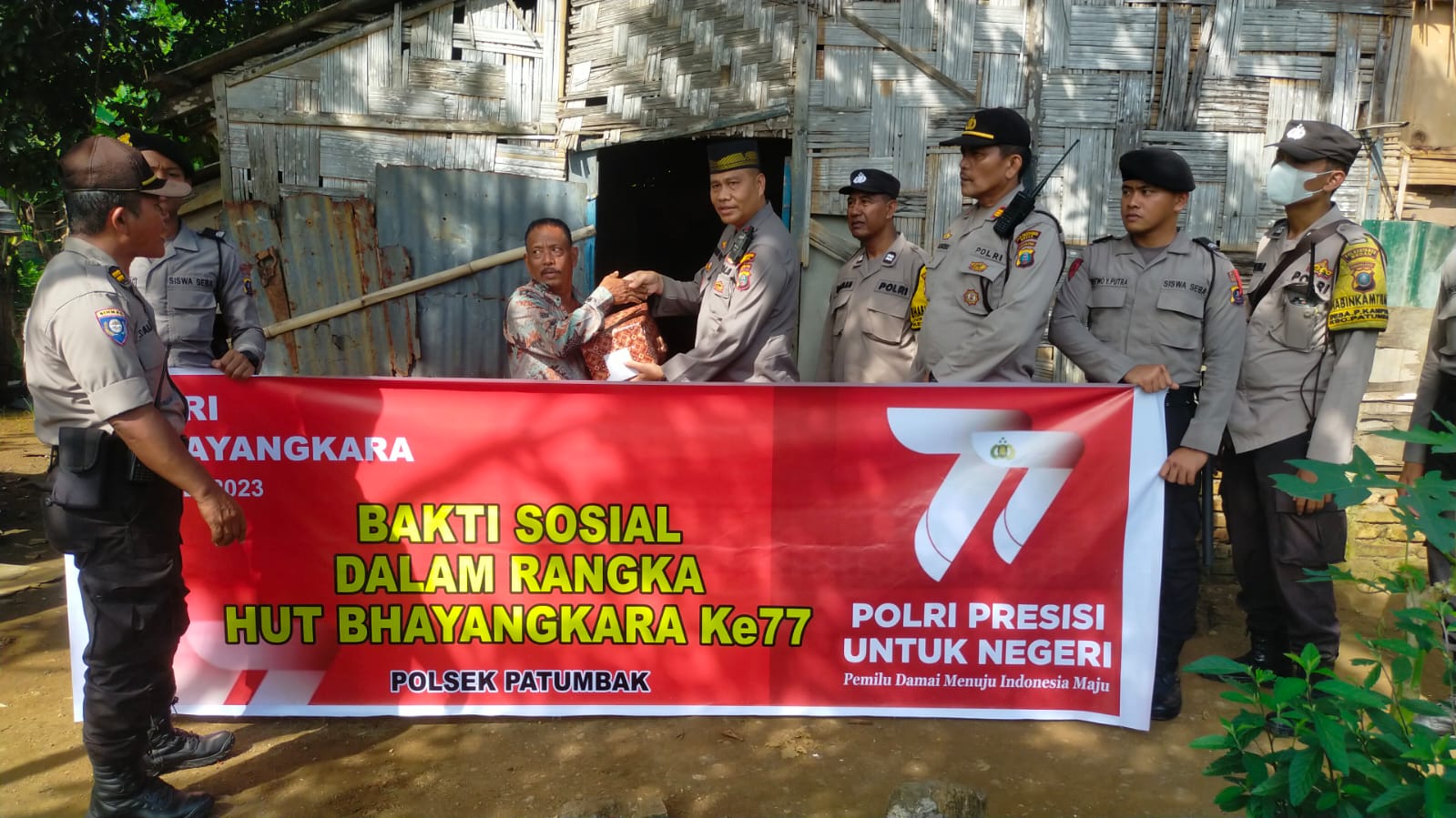 Menyambut HUT Bhayangkara ke - 77, Polsek Patumbak Menggelar Baksos Salurkan Sembako Kepada Masyarakat