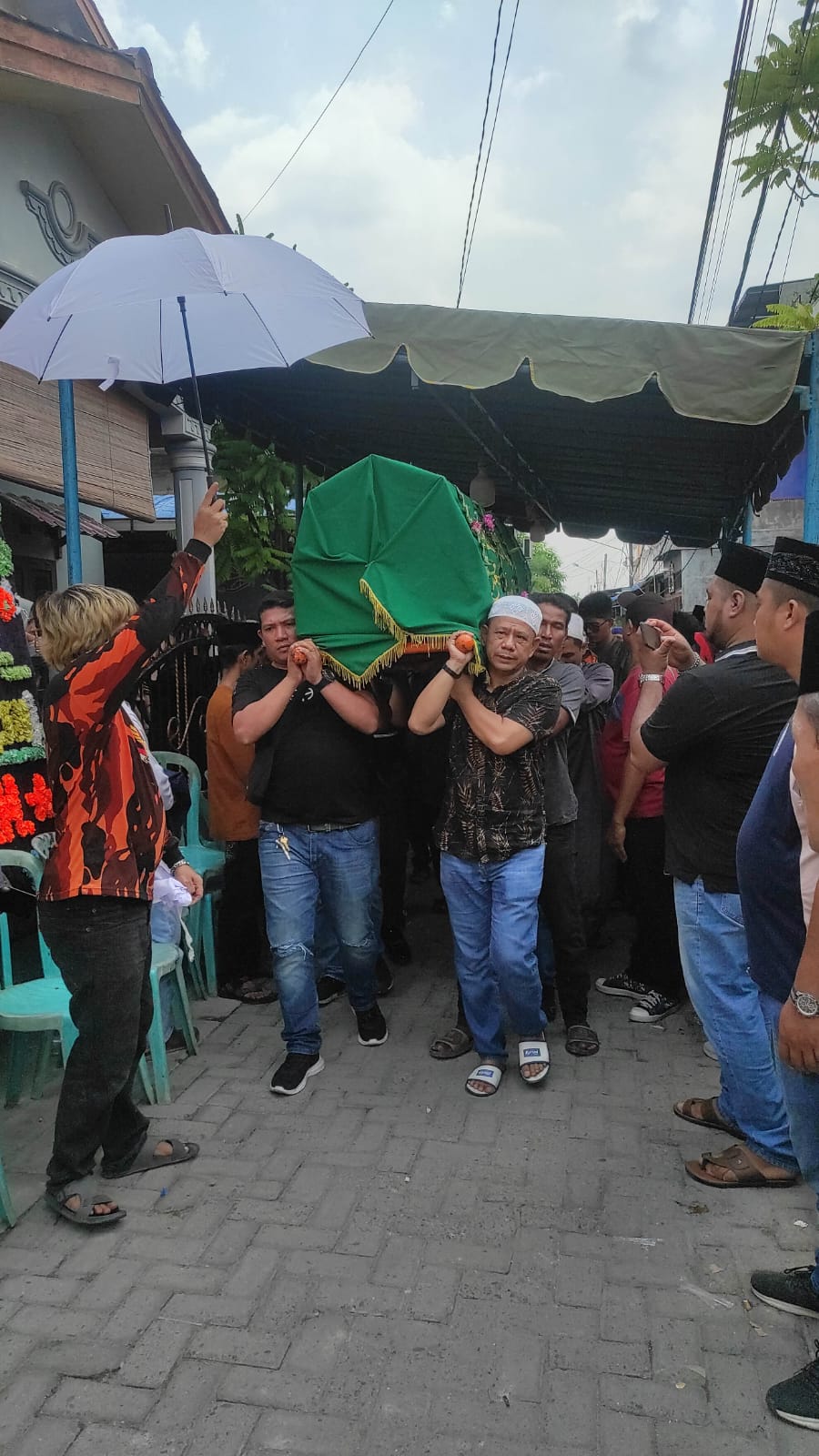 Pelayat dan Karangan Bunga Banjiri Rumah Duka, Ketua Pewarta Gotong Jenazah Ibunda