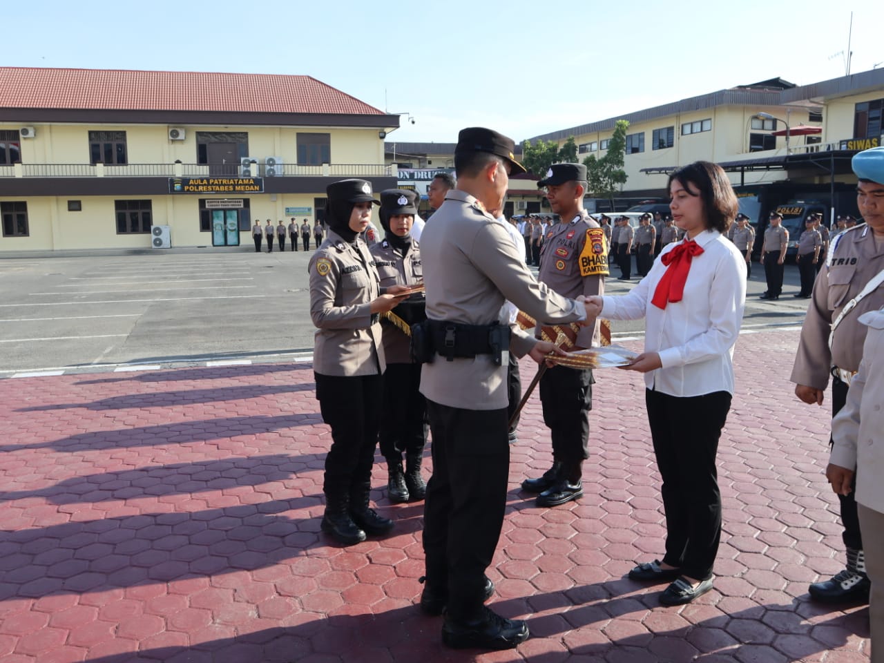 Kapolrestabes Medan Berikan Penghargaan kepada Personel Berprestasi