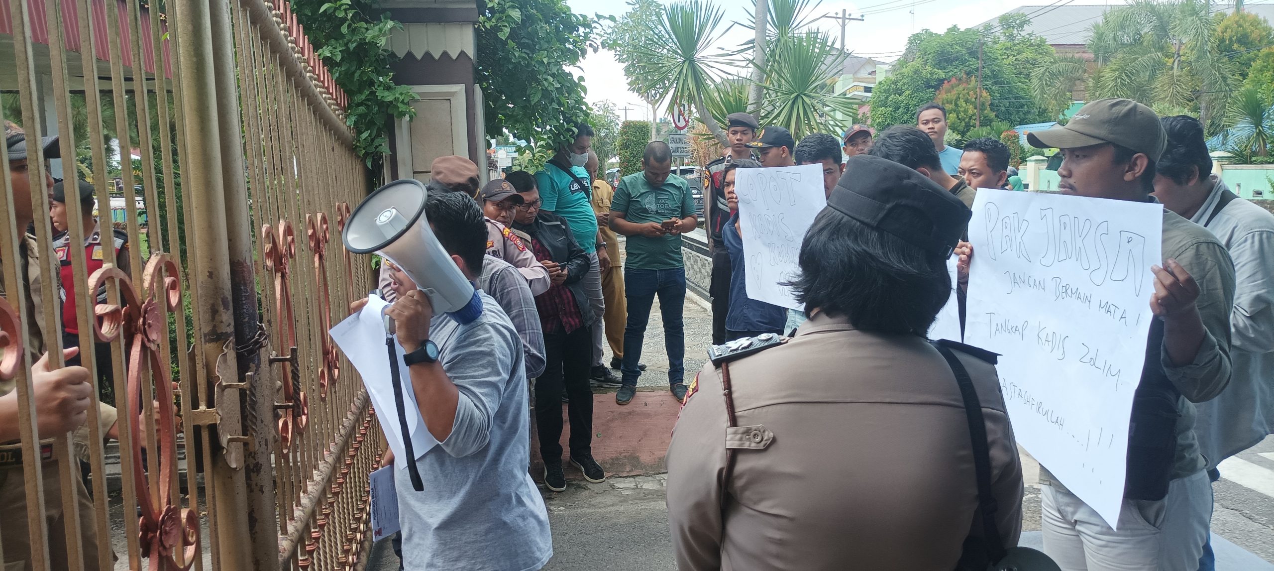 PEMUDA - SU Lakukan Aksi Unjuk Rasa di Kantor Balai Kota Dan Kejari, Copot Kadis Kominfo