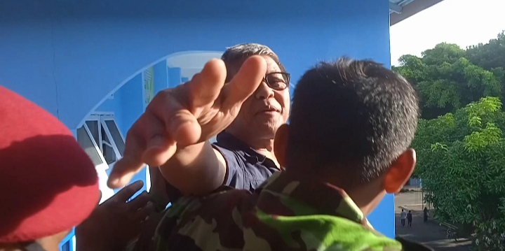 Merasa di Kepung, Rocky Gerung Coba Tutupin Kamera Wartawan saat Dorstop di Padangsidimpuan