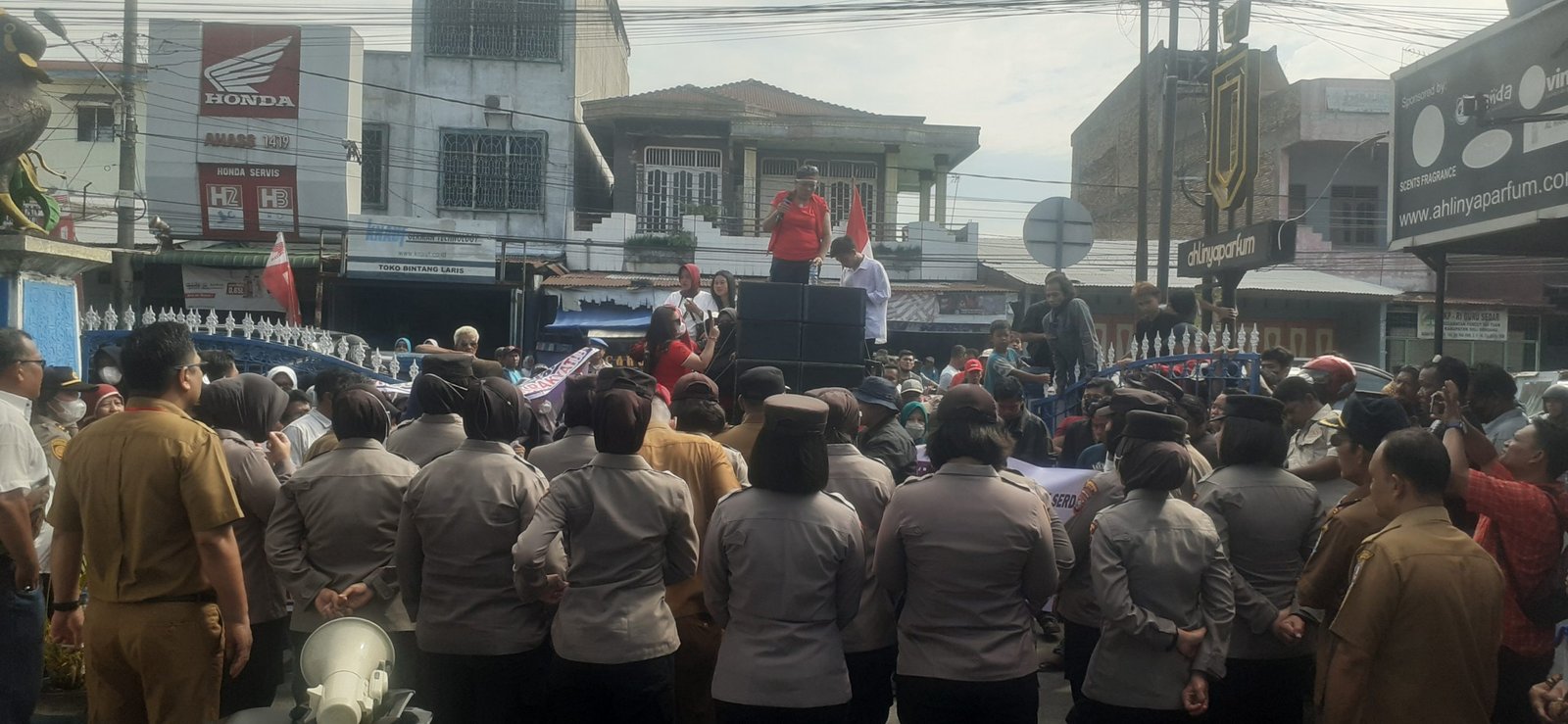 Soal PKL Pasar Gambir, Massa PEMAGAR Minta Camat dan Kasi Trantib Kecamatan Percut Seituan Copot