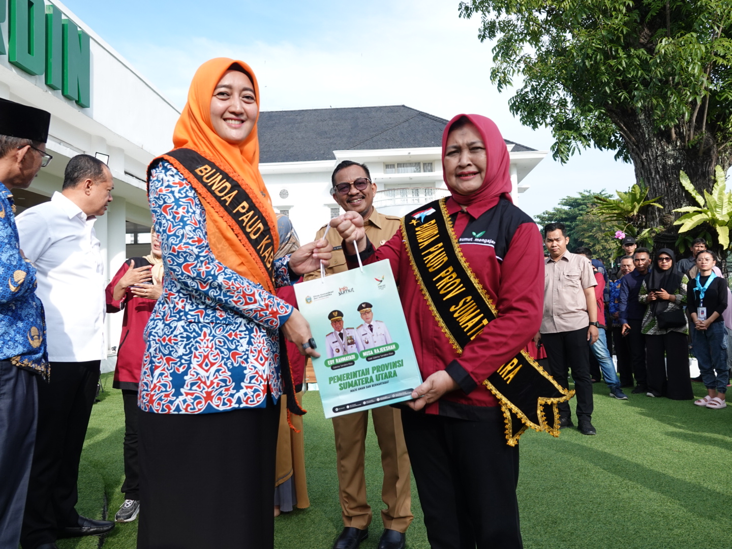 Nawal Lubis Serahkan 30 Unit Tablet untuk Kabupaten Batubara