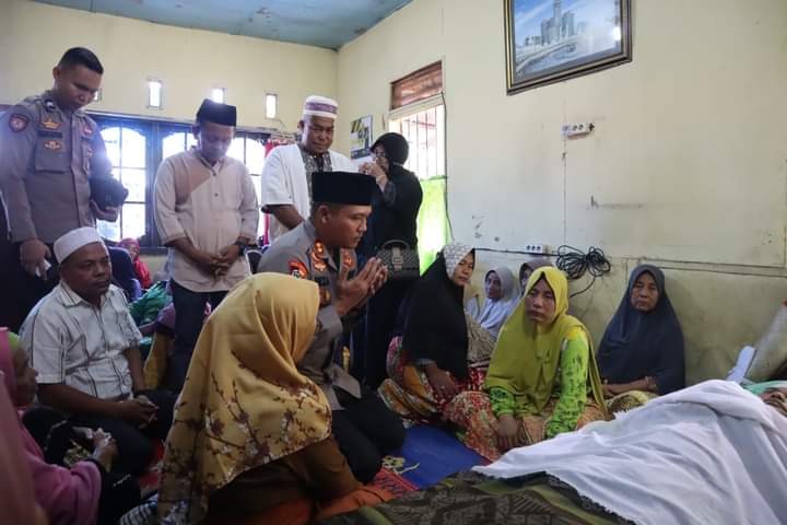 Kapolres Madina Melayat Ke Rumah Duka Salah Satu Wartawan, AKBP Reza CAS dan seluruh Personel Turut Bela Sungkawa