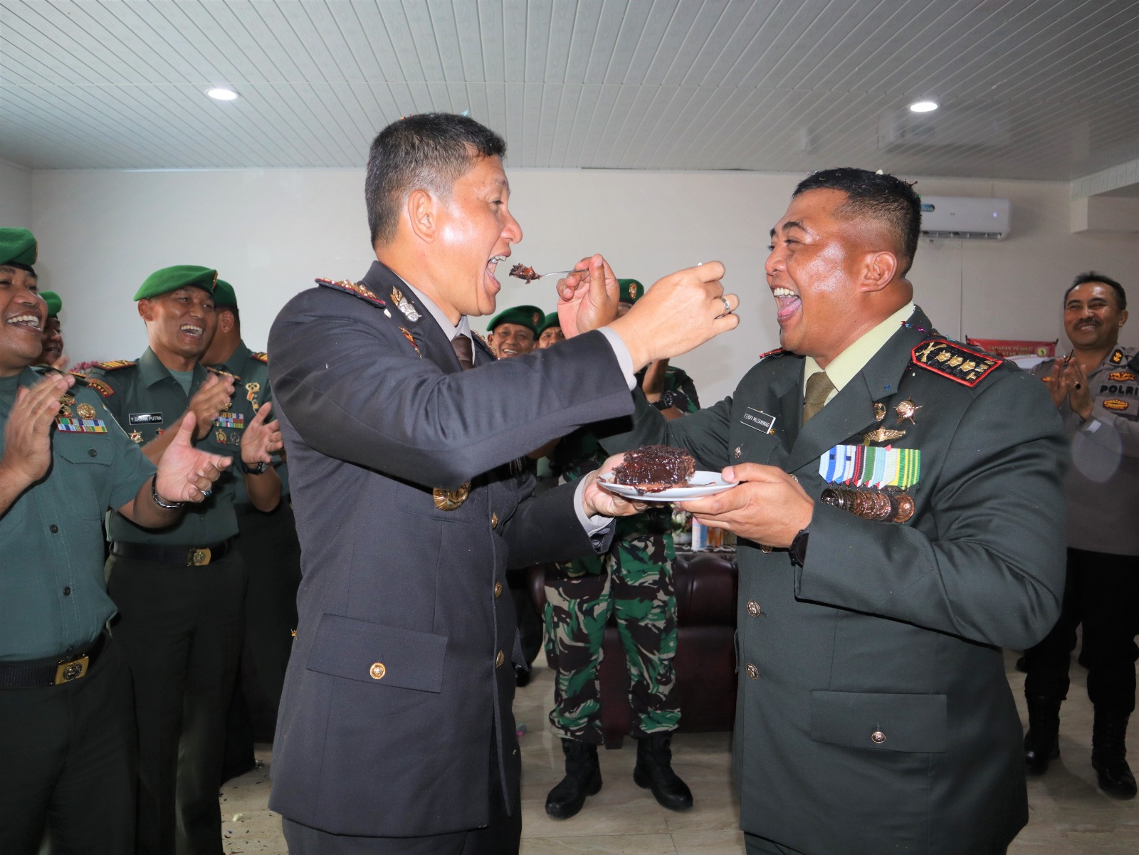 HUT Bhayangkara ke-77, Dandim 0201 Medan Kasih Kejutan ke Kapolrestabes Medan 