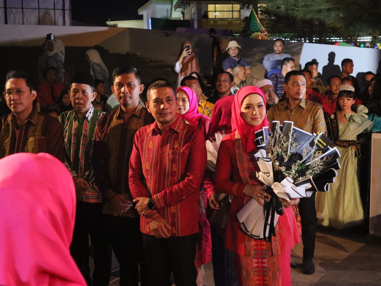 Malam Pargelaran Seni dan Budaya Paluta Buat Ribuan Pengunjung Terpukau, Bupati Andar Amin Harahap : Terimakasih Kepada Semua yang Telah Mendukung Sukses Acara Ini.