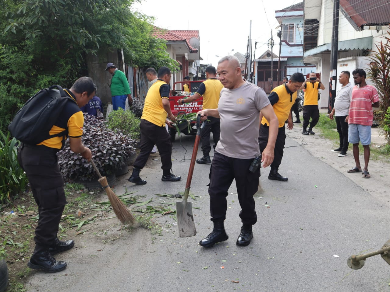 Personel Polrestabes Medan Bersama Warga Gotong Royong Bersihkan Lingkungan