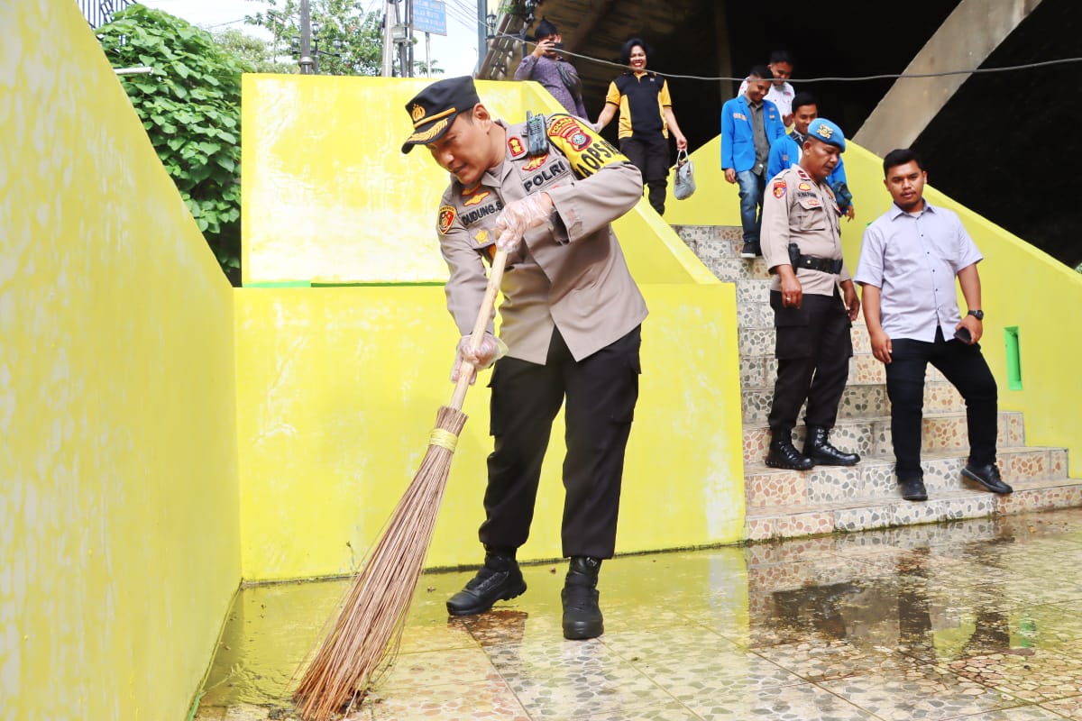 Tanpa Canggung, Kapolres Padangsidimpuan Turun Langsung Bersihkan Sampah di Sungai Batang Ayumi