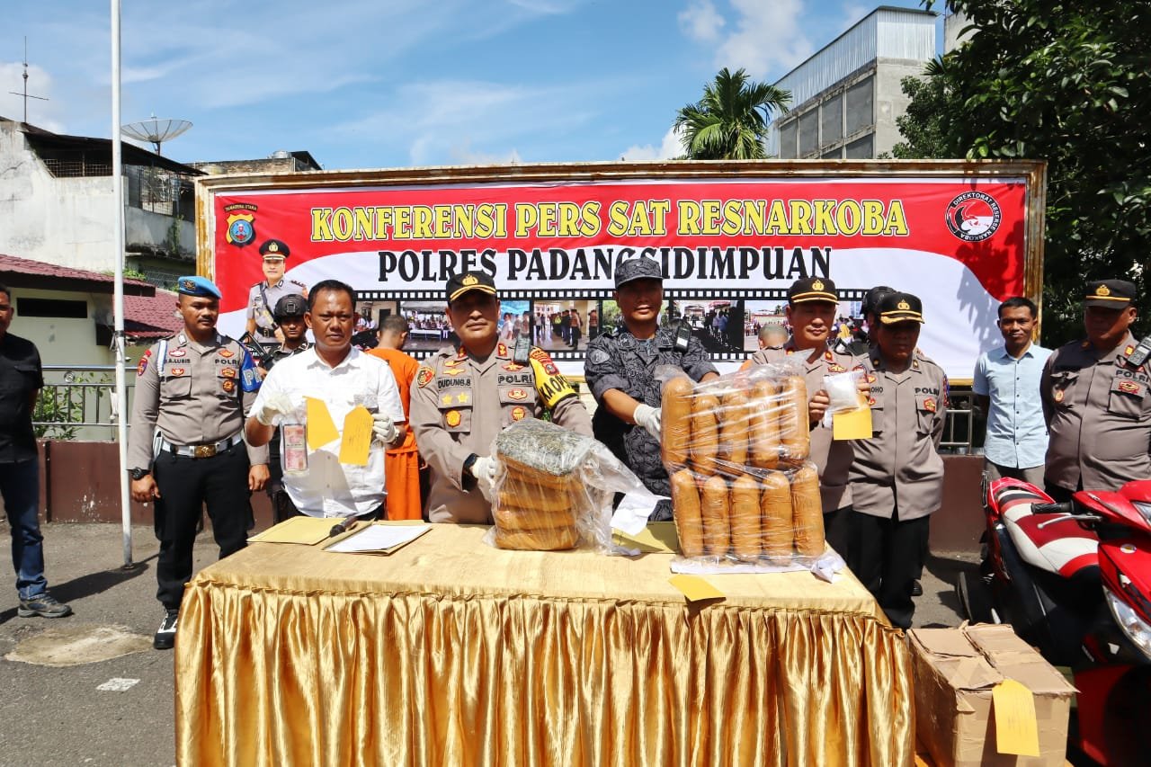 Polres Padangsidimpuan Bongkar Jaringan Narkotika Jenis Ganja dan Sabu, Kapolres:Tersangka Terancam Hukuman Mati
