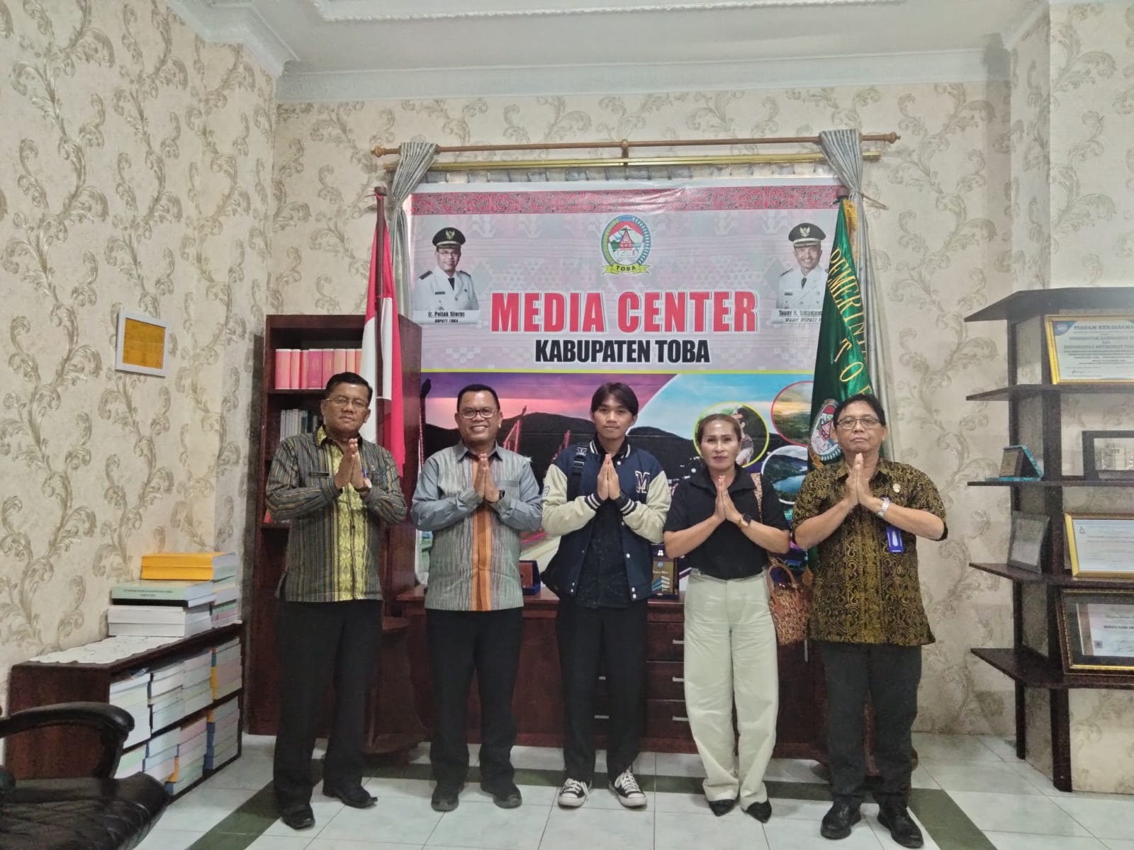 Bupati Toba Poltak Sitorus : Putra Toba Kuliah di Universitas Teknologi Nanyang Singapura Ikut Promosikan Danau Toba