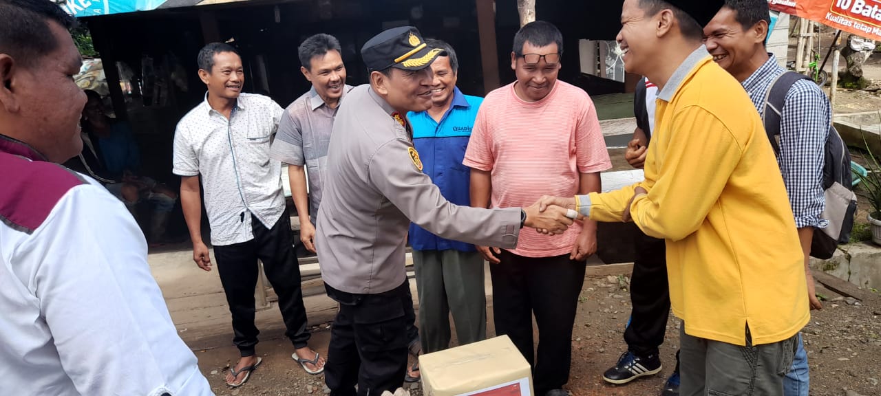 Jumat Curhat, Kapolres Padangsidimpuan Bagikan Paket Sembako Kepada Masyarakat