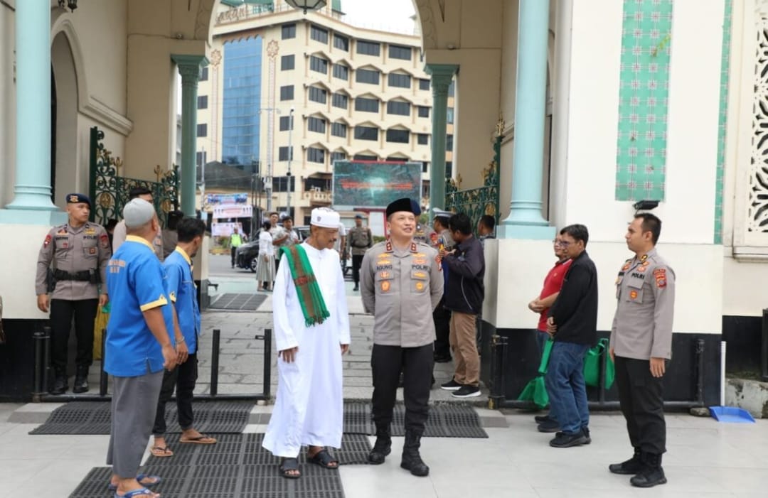 Kapolda Sumut Irjen Agung Setya Tiba di KNIA Tunaikan Sholat Dzuhur di Mesjid Raya Al-Mashun Medan