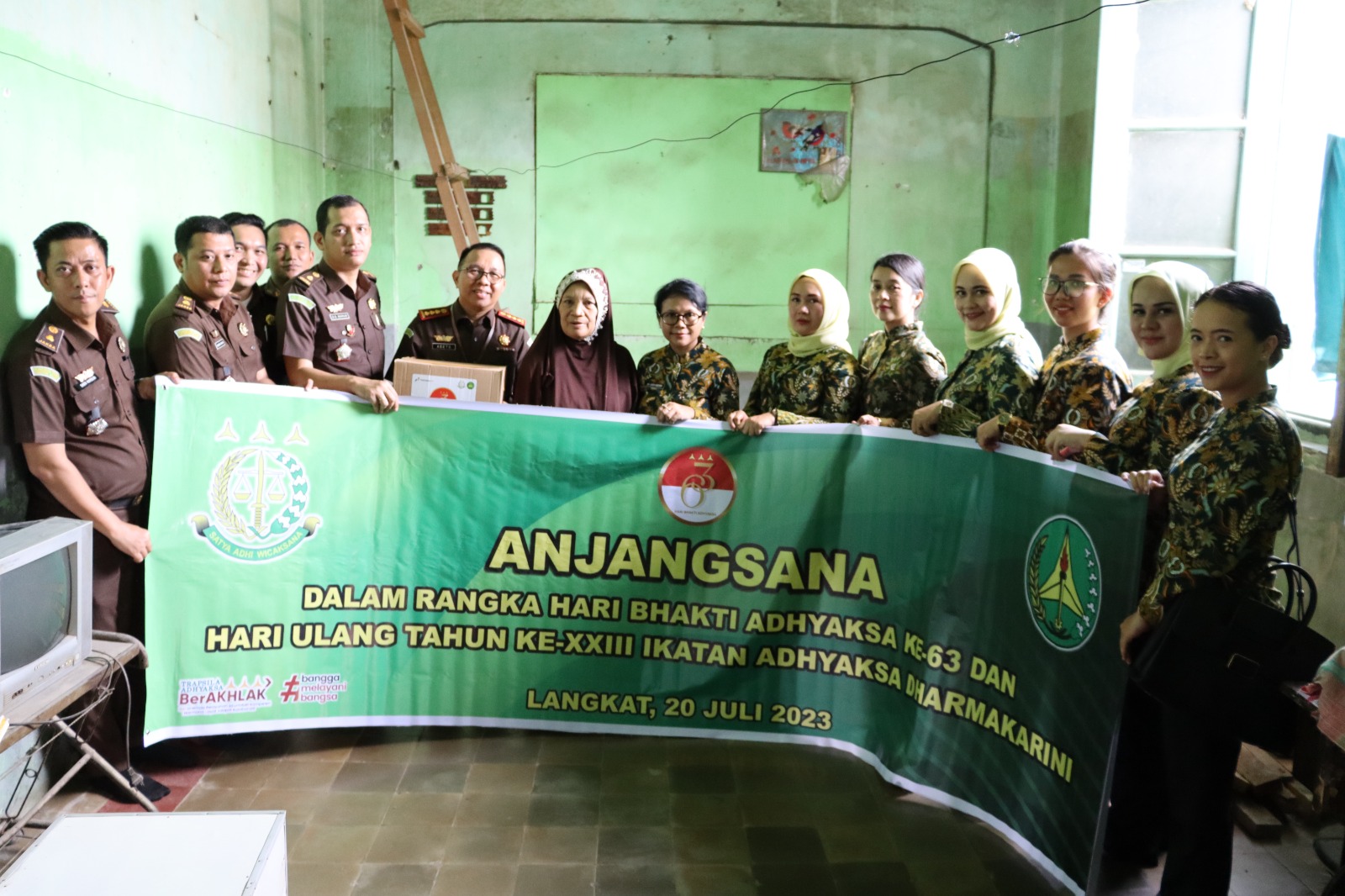 Kejari Langkat Peringatk HBA Ke-63 dan HUT Ikatan Adhyaksa Dharmakarini Daerah Langkat Dengan Menggelar Baksos dan Anjang Sana