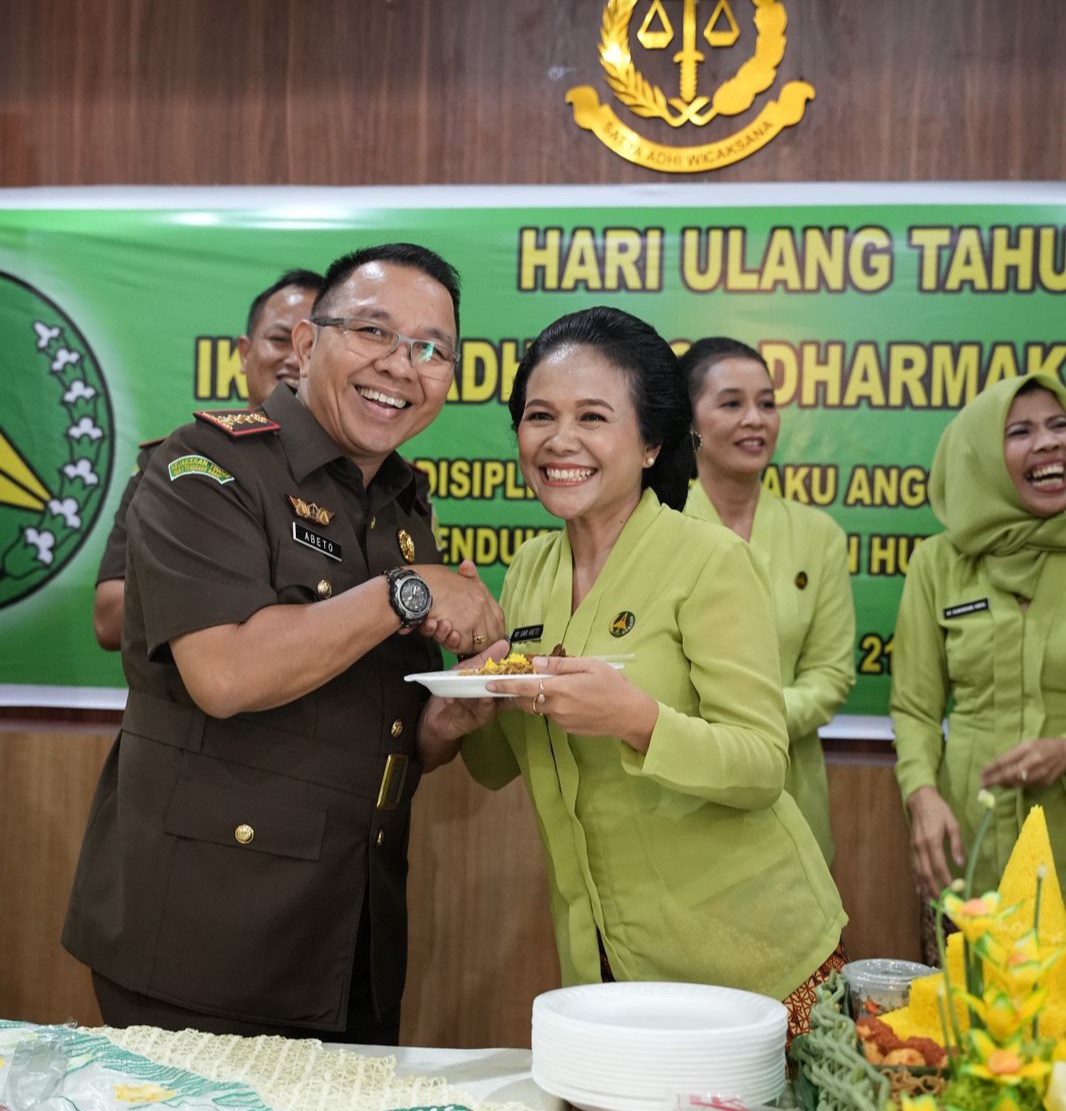 HUT Ikatan Adhyaksa Dharmakarini Daerah Langkat ke XXIII, Ny.Sari Beto Ketua IAD Daerah Langkat Syukuran bersama jajaran IAD dan Pegawai Kejari Langkat
