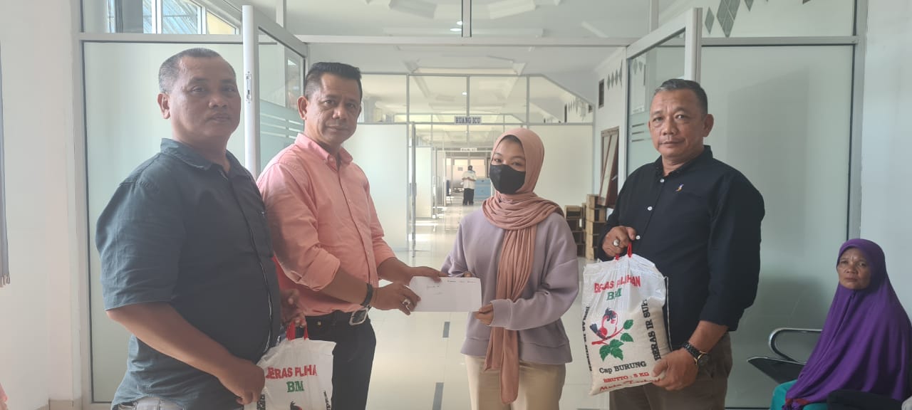 Ketua Pewarta Jenguk Orang Tua Sekretaris Pewarta.co di RSU Bina Kasih Sekaligus Berikan Santunan