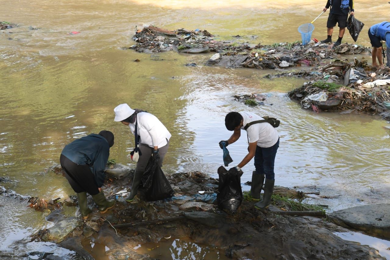 Rayakan HSN 2023, Inalum Bersihkan Sungai Deli