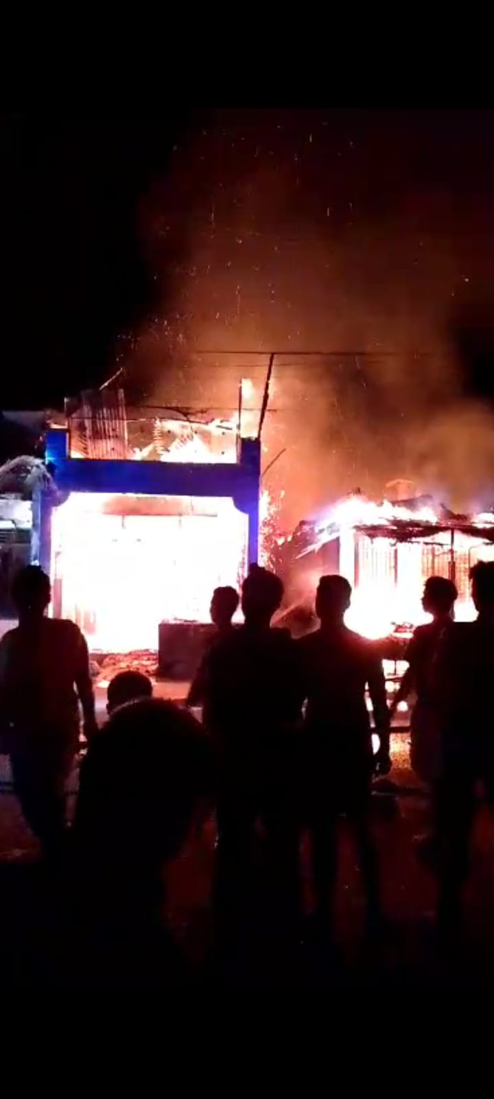 2 Unit Rumah Terbakar Di Depan Polsek Pantai Cermin Sergai Usai Hujan Deras