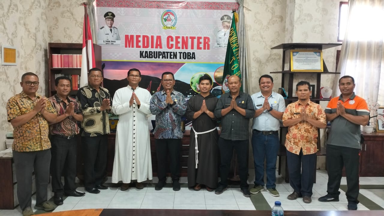 Bupati Toba Apresiasi Pembangunan Rohani Melalui Pesta Paduan Suara Gerejani (PESPARANI) Katolik