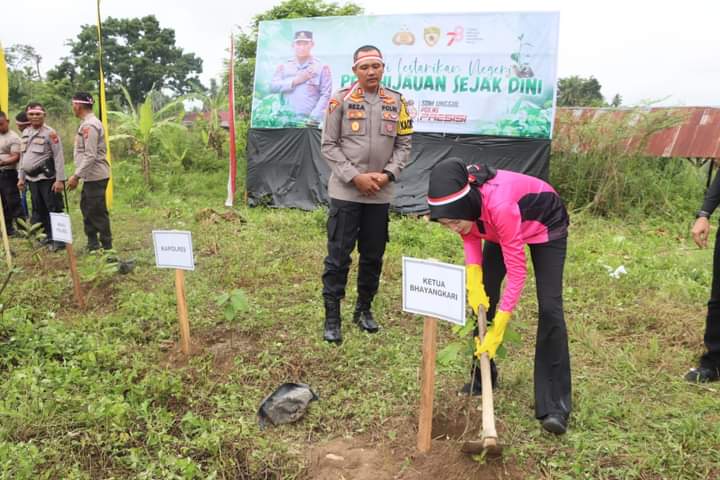 AKBP Reza CAS bersama Ketua Bhayangkari Madina Tanam Pohon Serentak dalam Peringati HUT RI ke 78